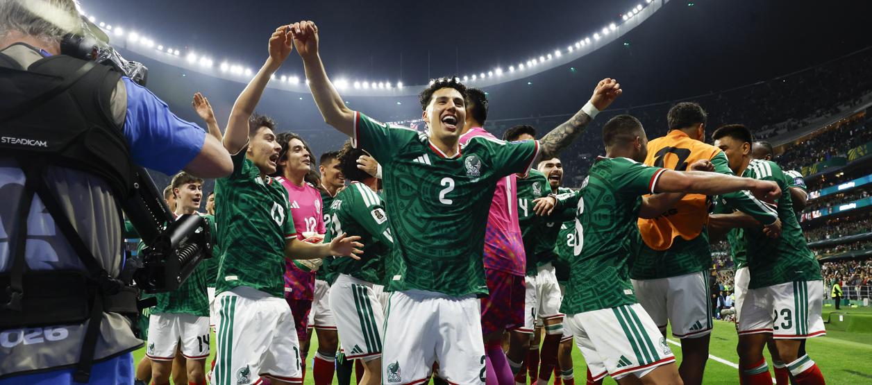 Jugadores de México celebrando el triunfo sobre Ecuador.