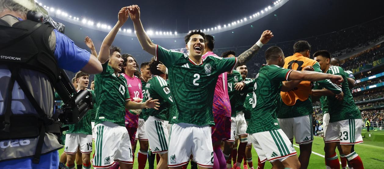 Jugadores de México celebrando el triunfo sobre Ecuador.
