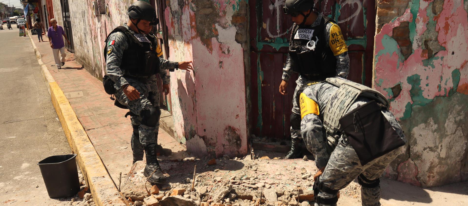 Integrantes de la Guardia Nacional de México remueven escombros provocados por el sismo de 7.4 registrado este viernes.