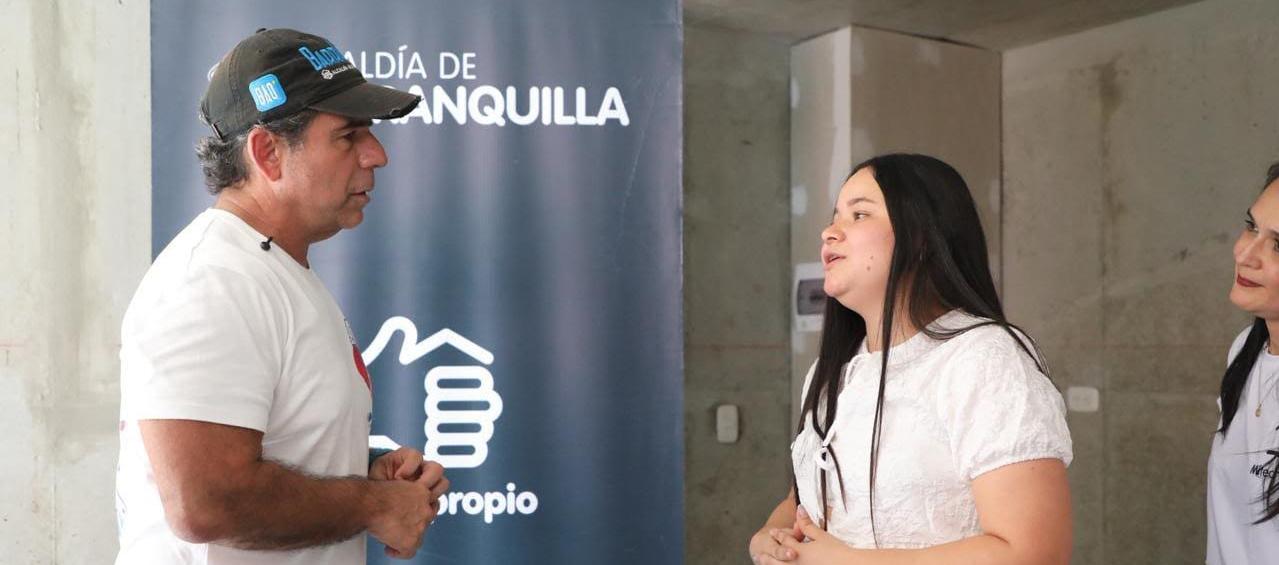 Alcalde Char con una de las beneficiarias de 'Mi Techo Propio'. 