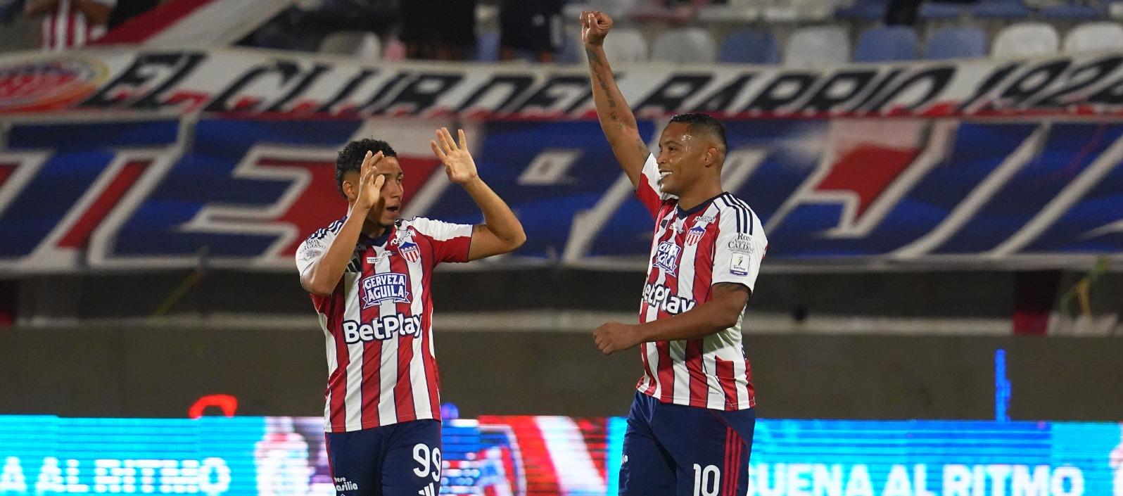 Muriel festeja con Fabián Correa el primer gol del Junior.