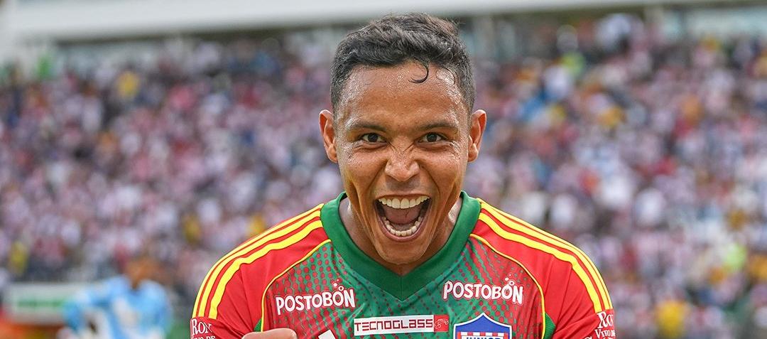 Luis Fernando Muriel celebra uno de sus goles contra Equipo Azul. 