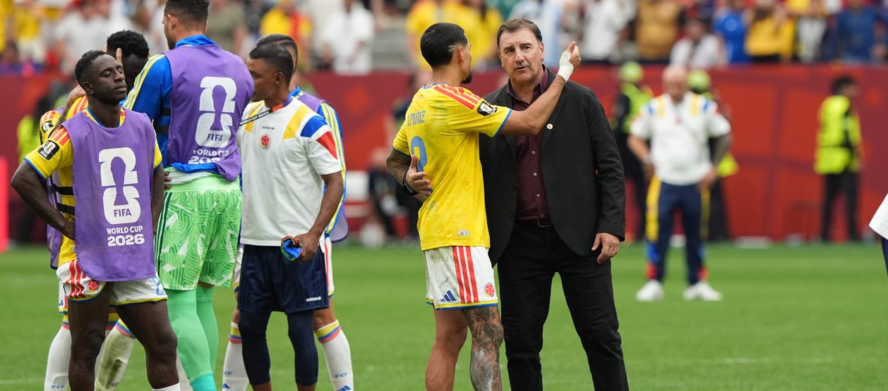 Néstor Lorenzo es consolado por Daniel Muñoz al final del partido.