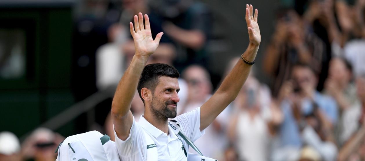 Novak Djokovic se despide del público tras quedar eliminado ante Jannik Sinner.