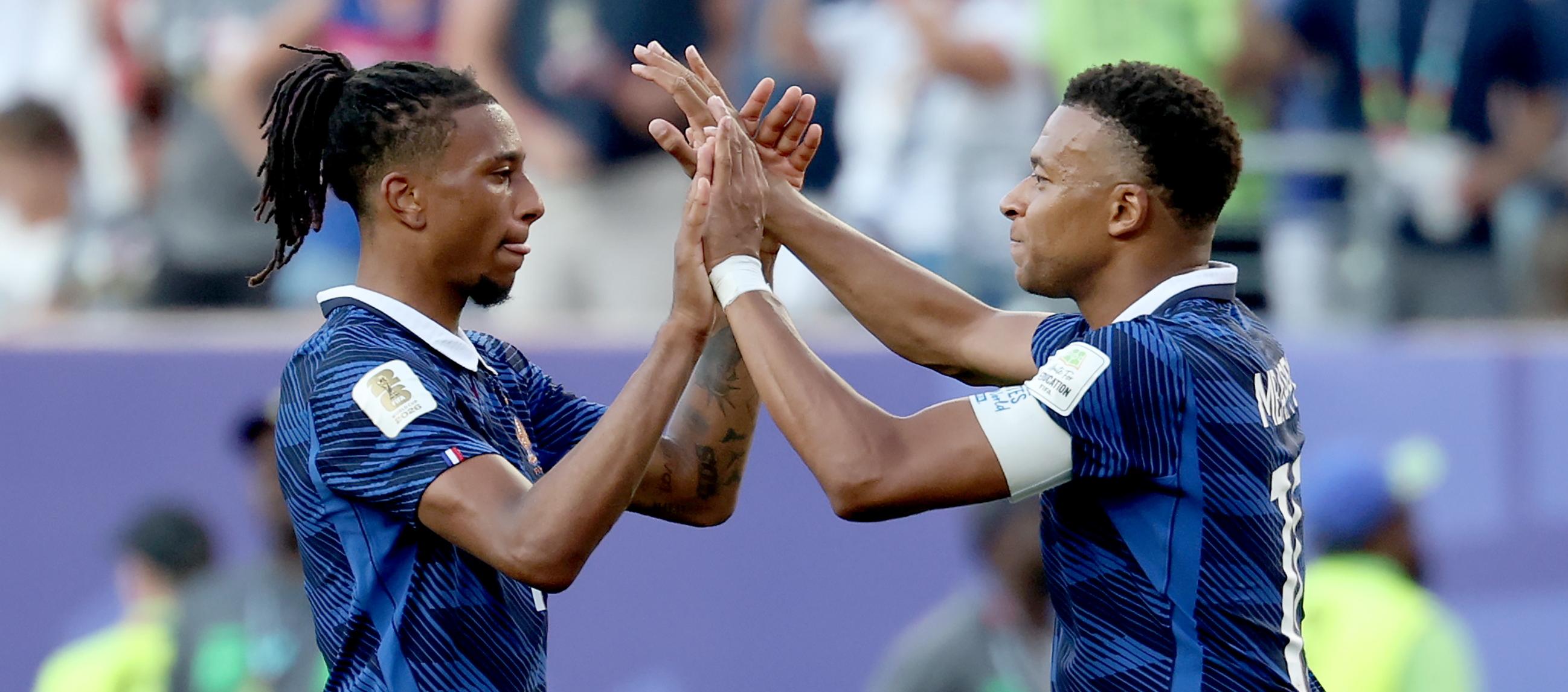 Michael Olise y Kylian Mbappé, delanteros de la selección francesa. 