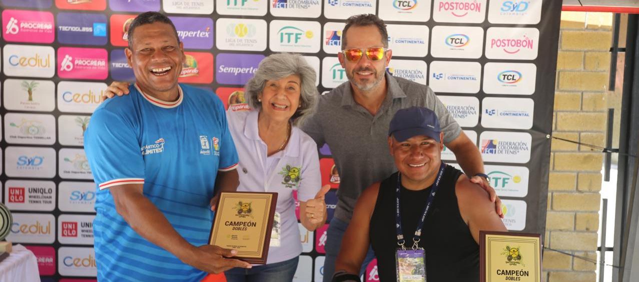 El atlanticense Eliécer Oquendo en la premiación con el peruano Ysabelino Apaza. 