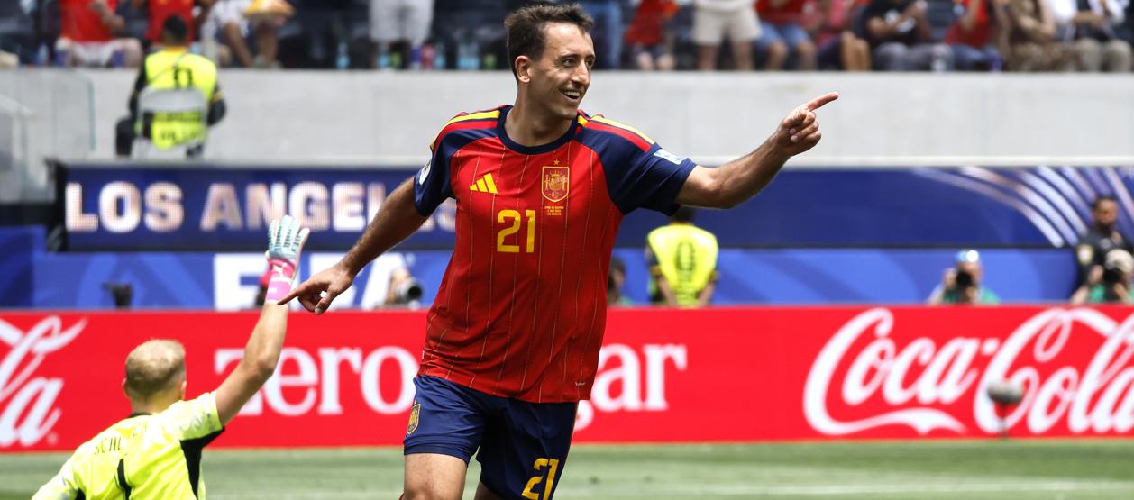 Mikel Oyarzabal inicia su festejo tras marcar el tercer gol de España. 