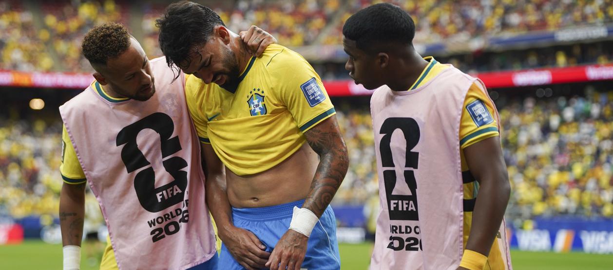 Lucas Paquetá saliendo de la cancha en el partido contra Japón. 