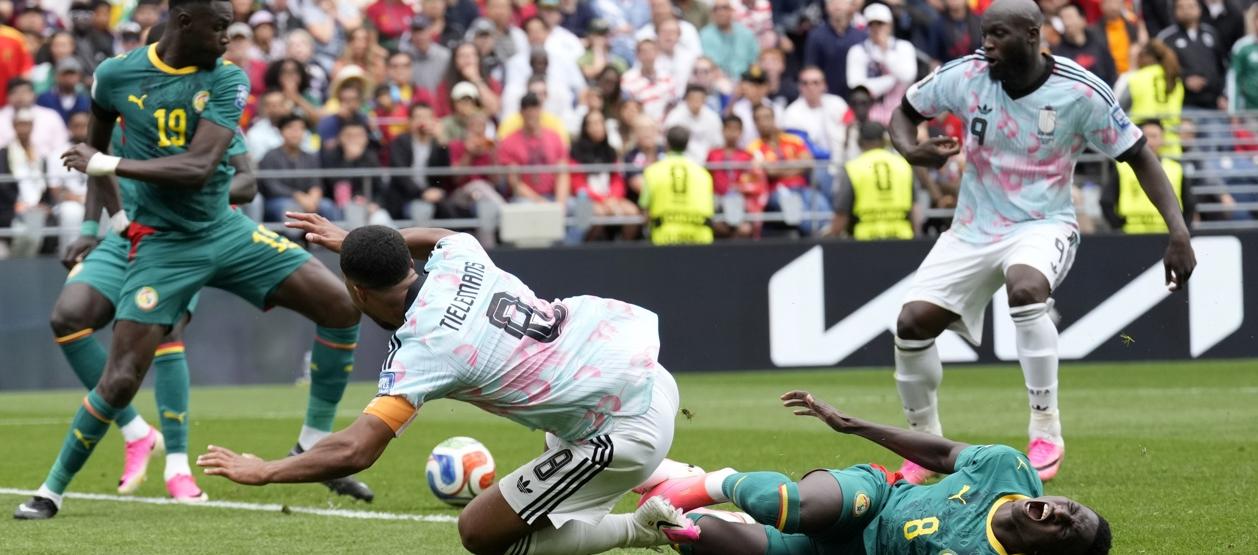 La pena máxima cometida por Lamine Camara a Youri Tielemans sobre el final del segundo tiempo suplementario.