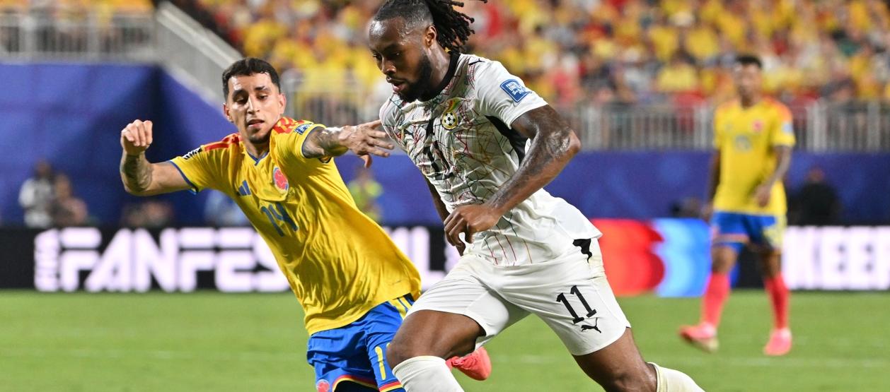 Gustavo Puerta trata de evitar la escapada del ghanés Antoine Semenyo.