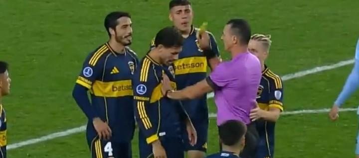 Momento en que Wílmar Roldán le muestra la tarjeta amarilla a Leandro Paredes.