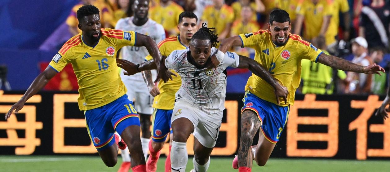 Jefferson Lerma y Daniel Muñoz intentan evitar el avance de Antoine Semenyo.