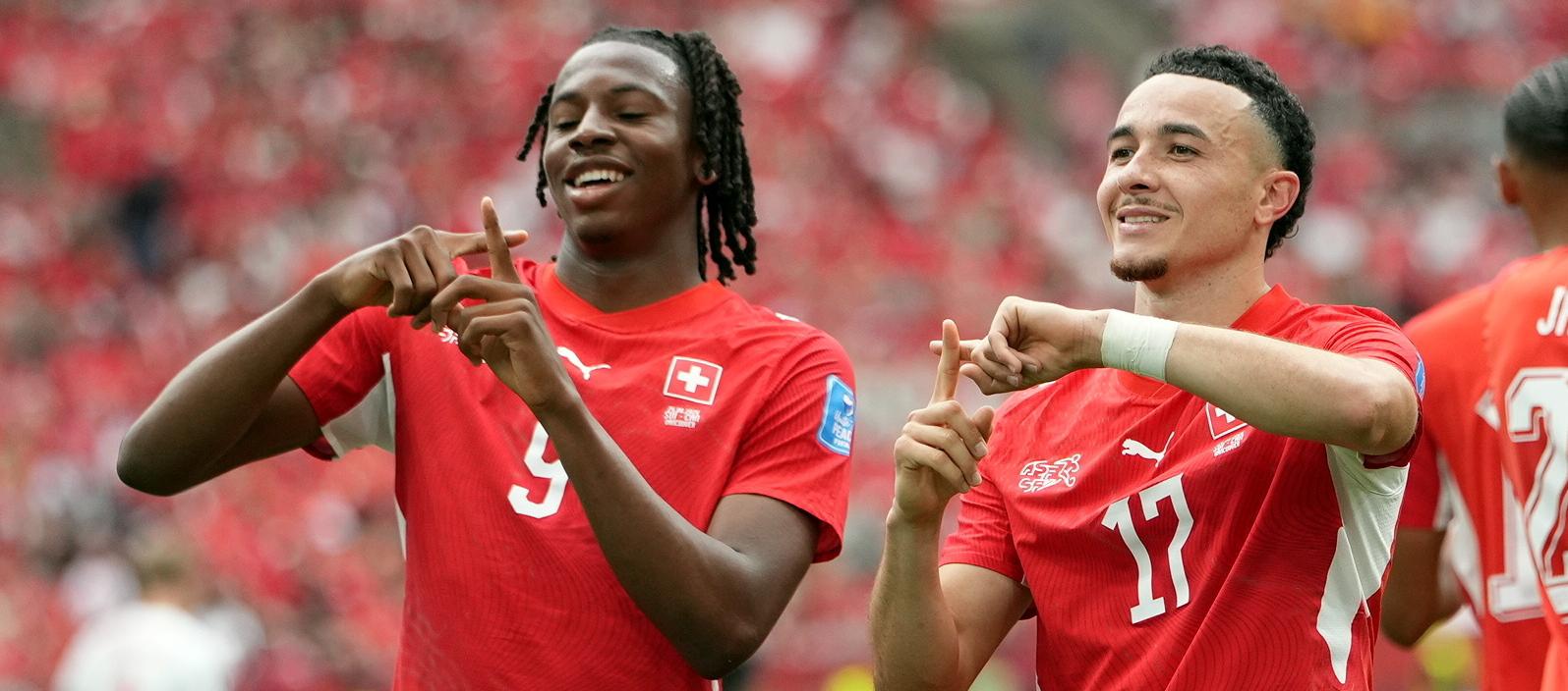 Johan Manzambi y Ruben Vargas, jugadores de la selección de Suiza.