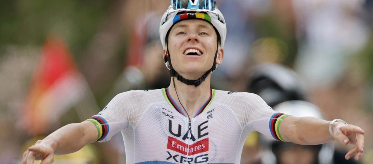 Tadej Pogacar cruza la meta como ganador de la sexta etapa del Tour de Francia. 