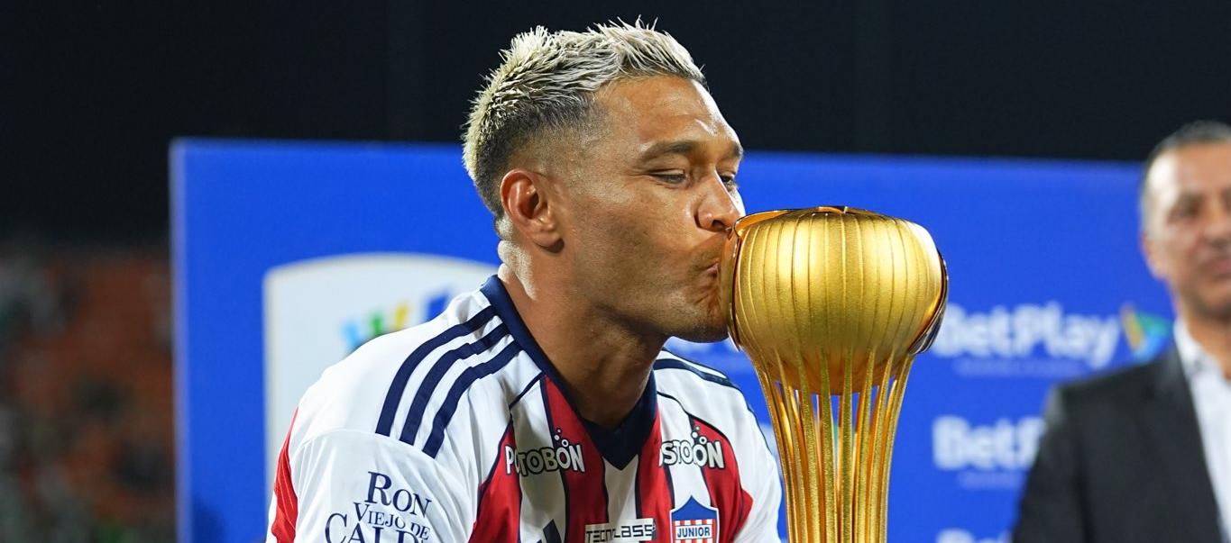 Teófilo Gutiérrez besa el trofeo de campeón con Junior en el primer semestre de 2026.