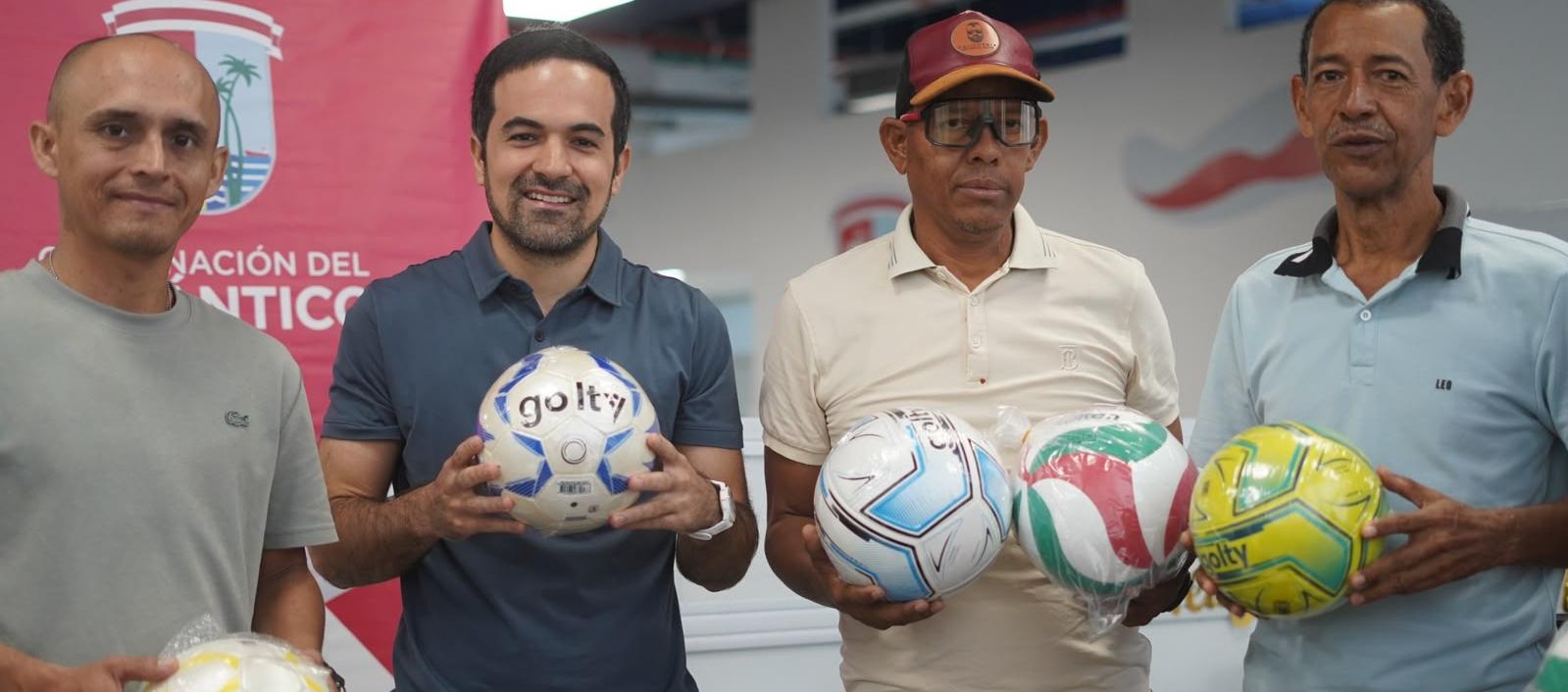 Iván Urquijo, director de Indeportes Atlántico, durante la entrega de implementos.