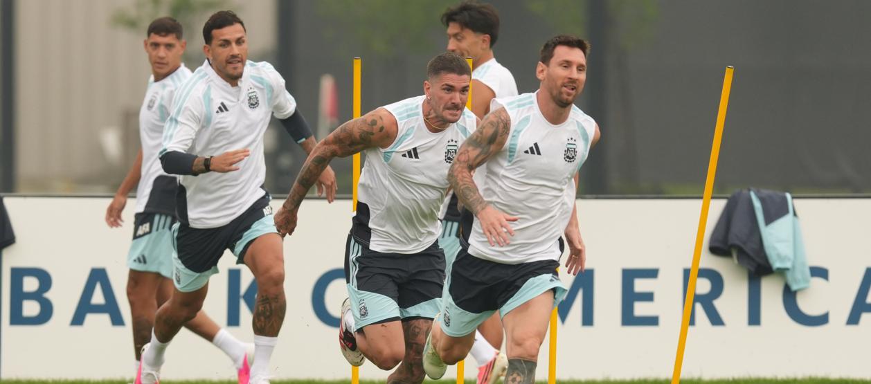 Leandro Paredes, Rodrigo De Paul y Lionel Messi, jugadores de la selección Argentina. 