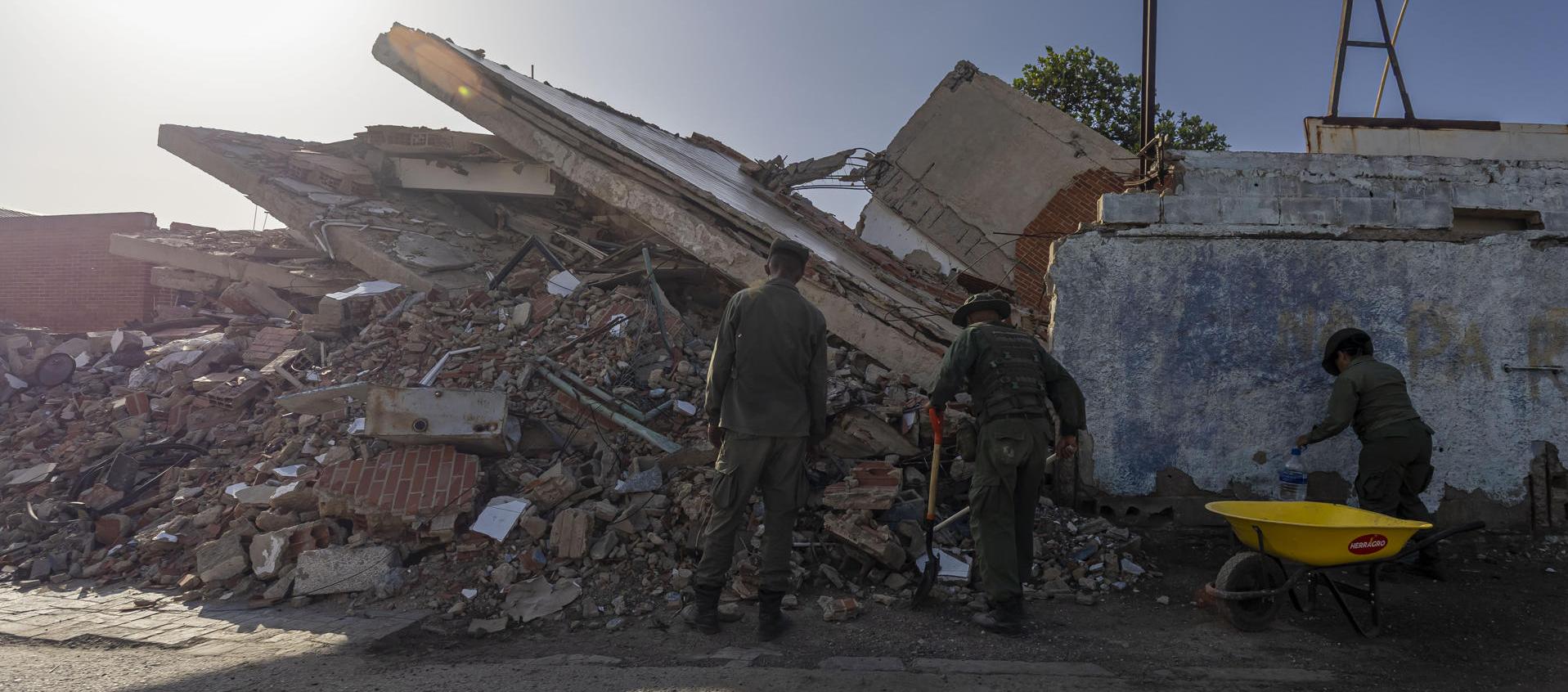 Miembros del Ejercito de Venezuela recogen escombros en zona del desastre. 