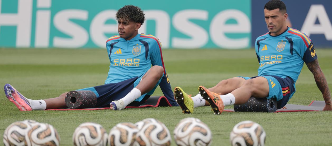 Lamine Yamal y Pedro Porro durante el entrenamiento de España este jueves.
