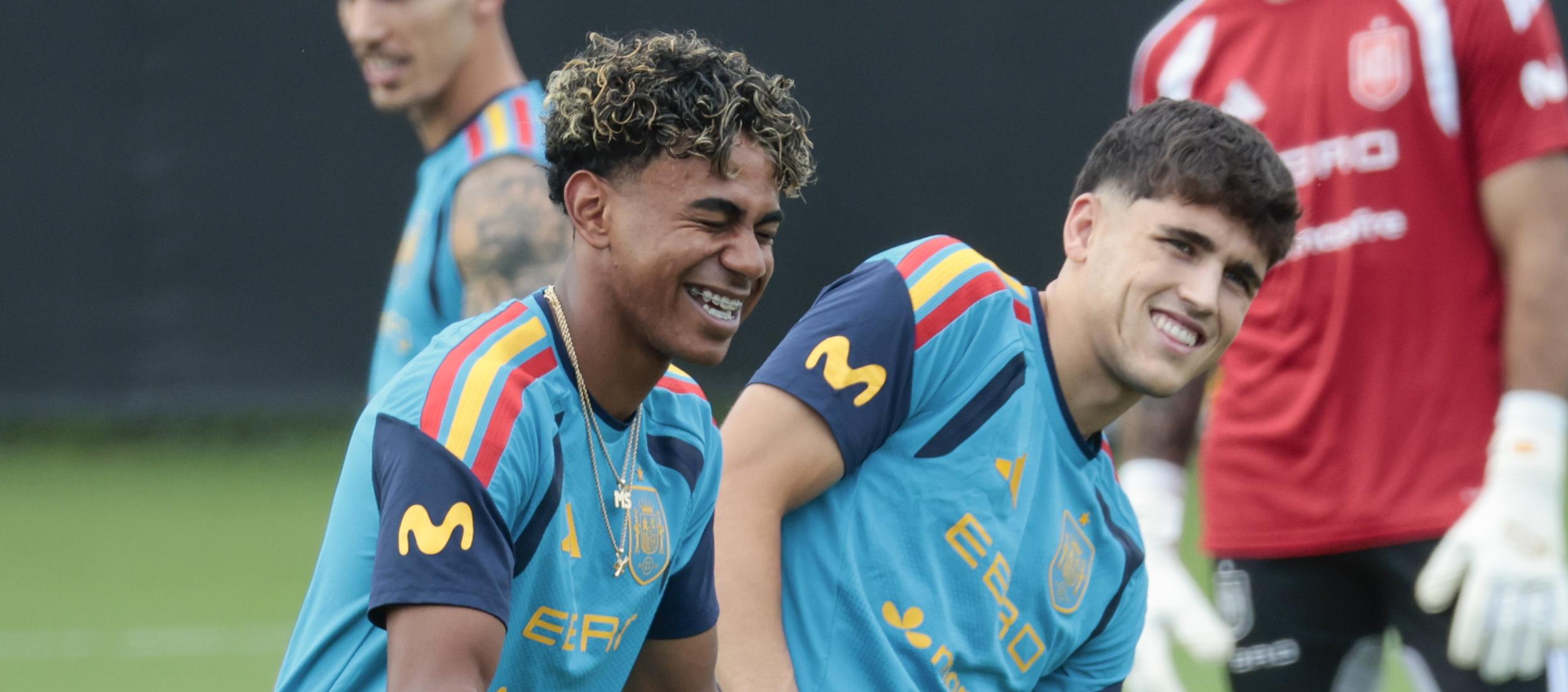 Lamine Yamal y Pau Cubarsí, jugadores de la selección española. 