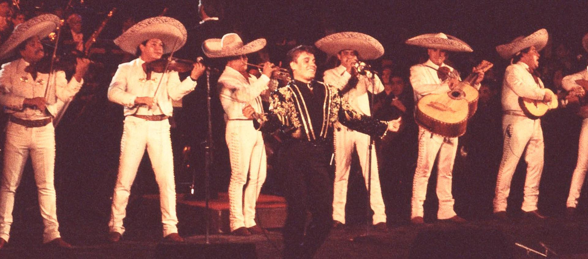 Juan Gabriel durante una escena de la película 'Juan Gabriel: Mi primer bellas artes' proyectada hoy. 
