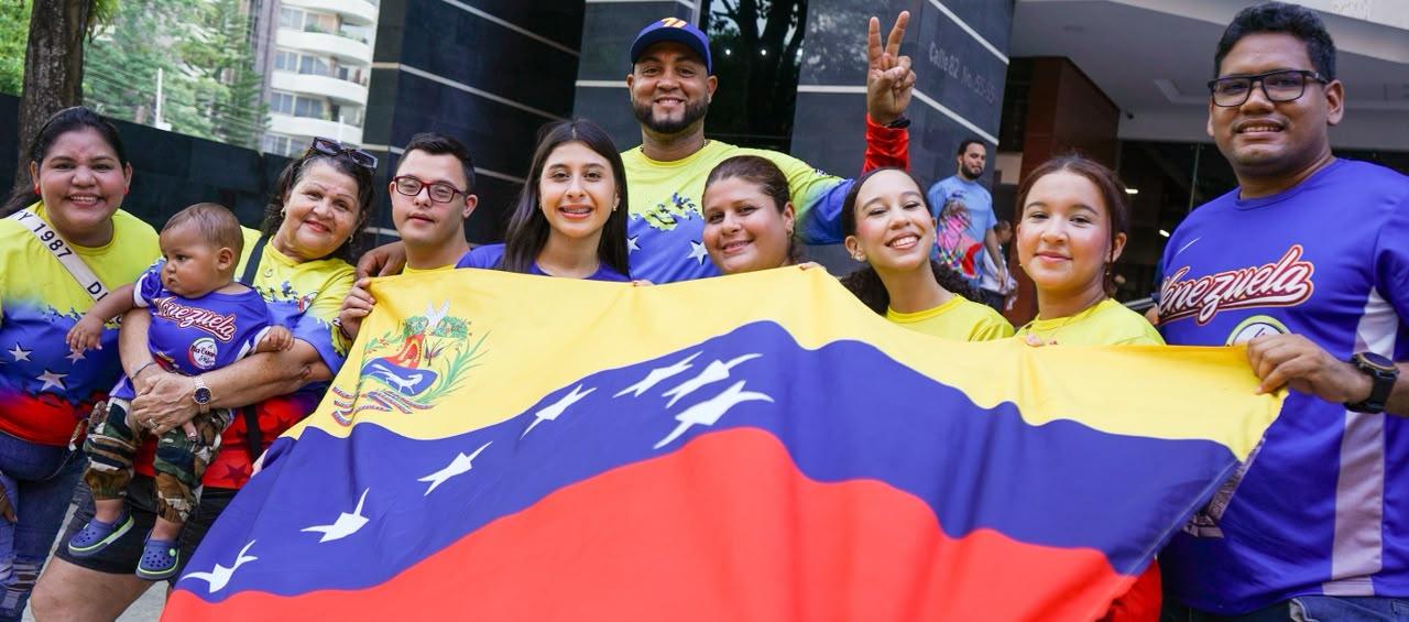 Venezolanos en Barranquilla entregando ayudas para damnificados por terremoto en Colombia