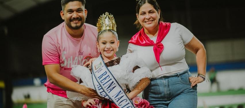 Shayoo Geraldino Cantillo junto a sus padres tras recibir la corona. 