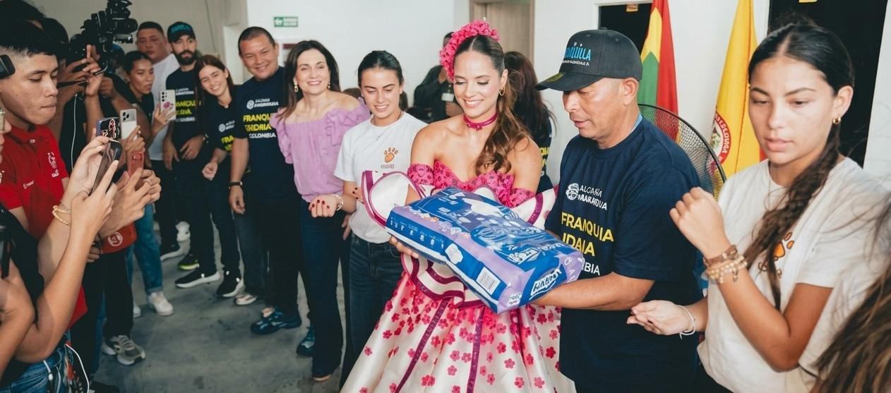 La Reina Salwa con el director de Carnaval, Juan Ospino Acuña. 