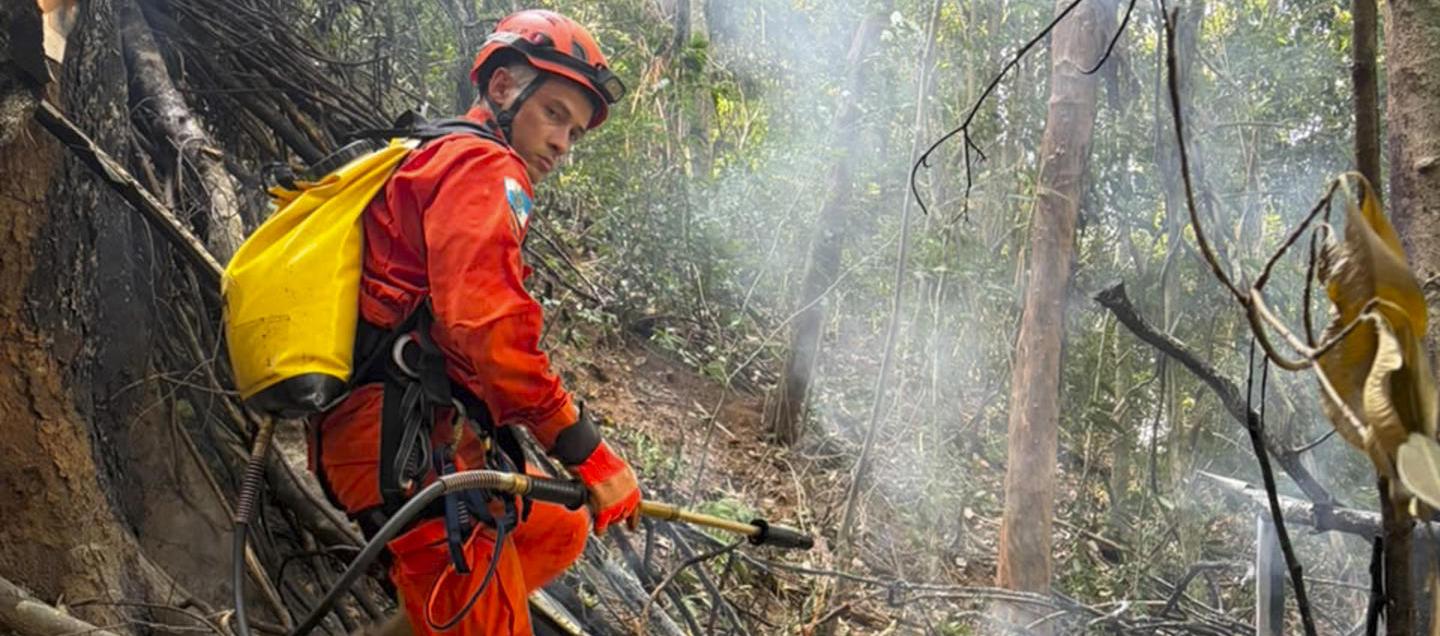 Bomberos en el lugar del accidente. 