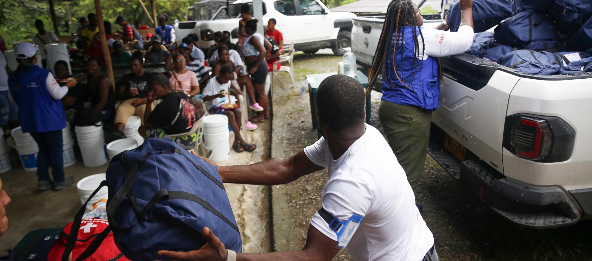 Funcionarios del consorcio Sharp participan en la entrega de ayuda humanitaria.