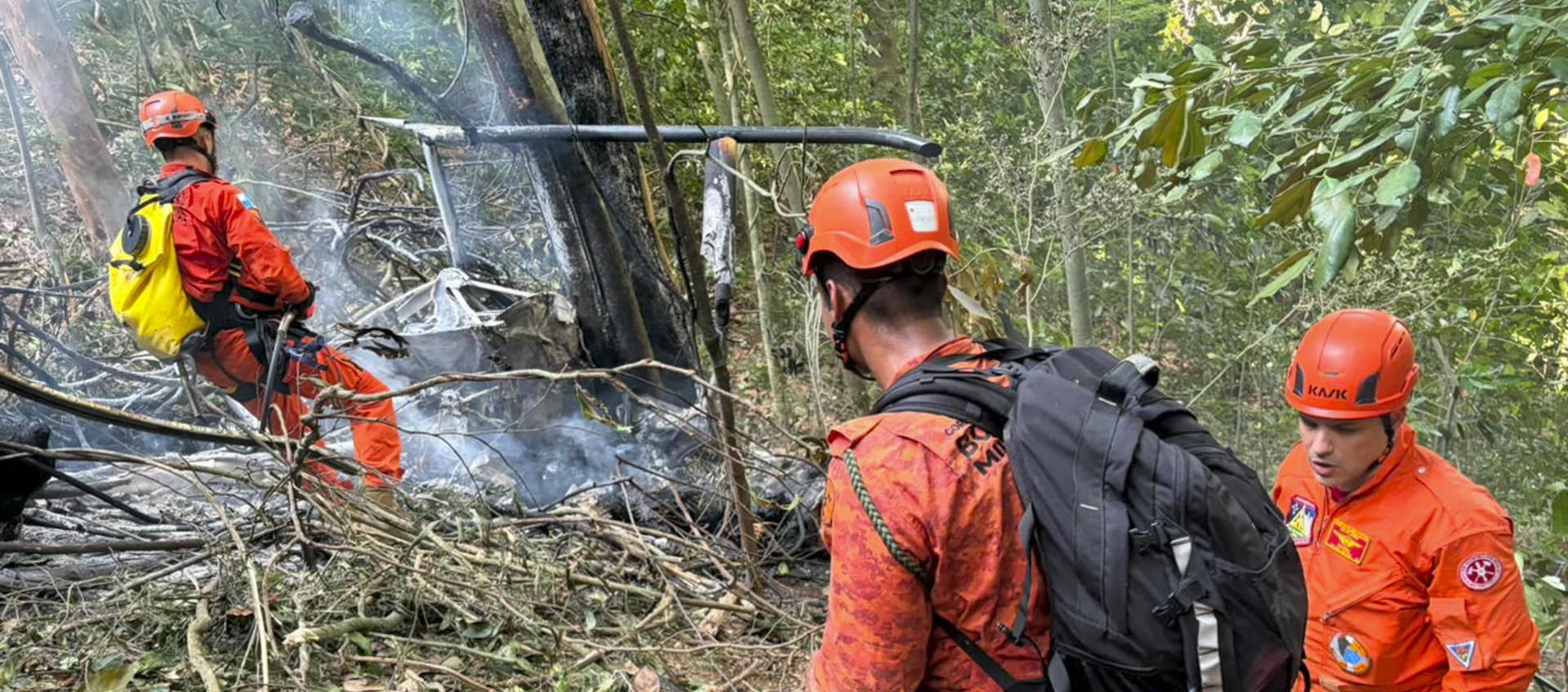 Bomberos trabajan en el lugar donde ocurrió el accidente.