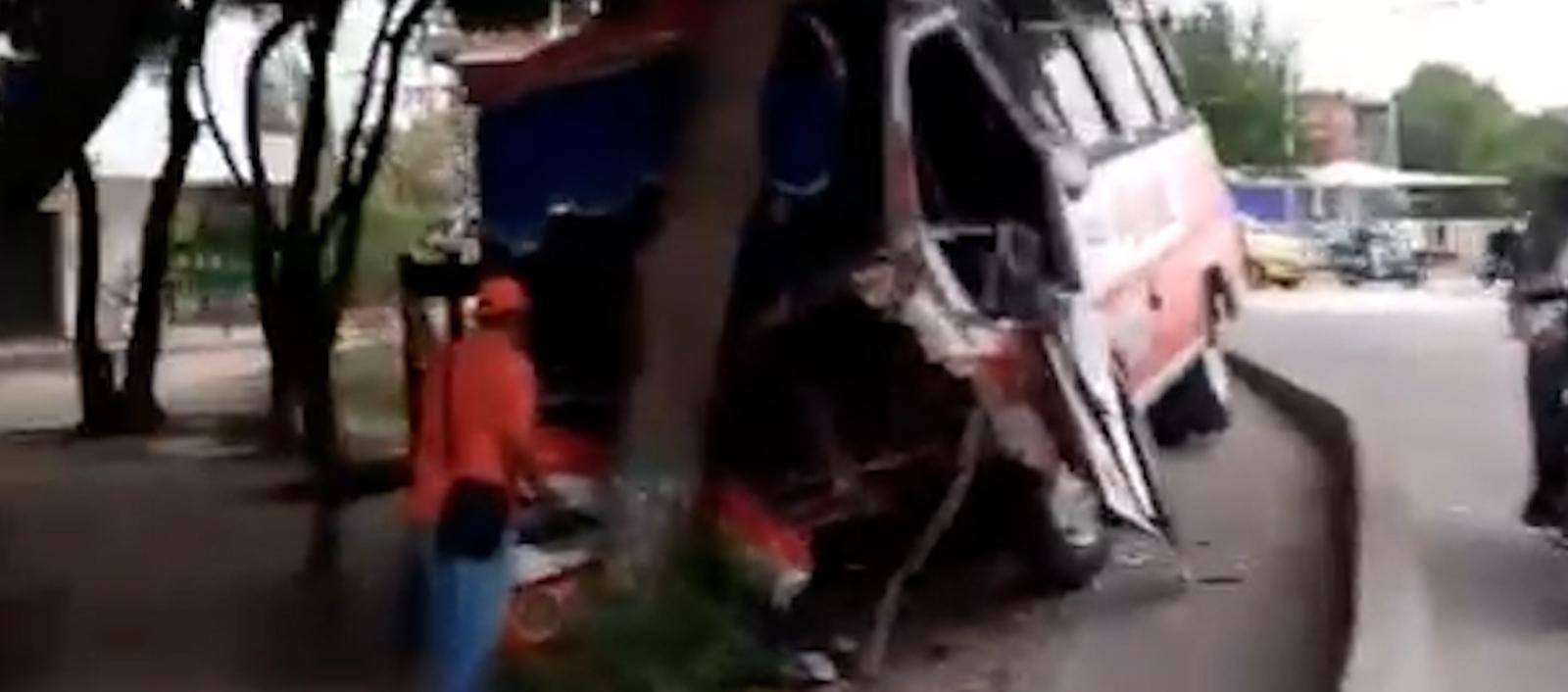 La buseta colisionó al final con un árbol. 
