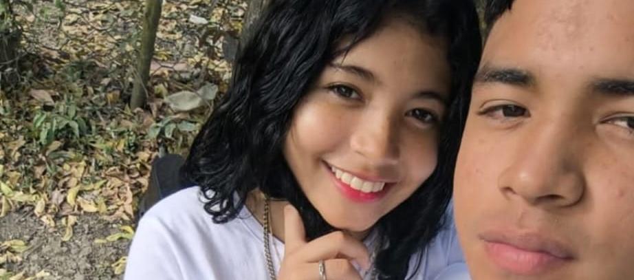 Eder Gonzales Herrera, de 17 años, y su hermanita de 13. 