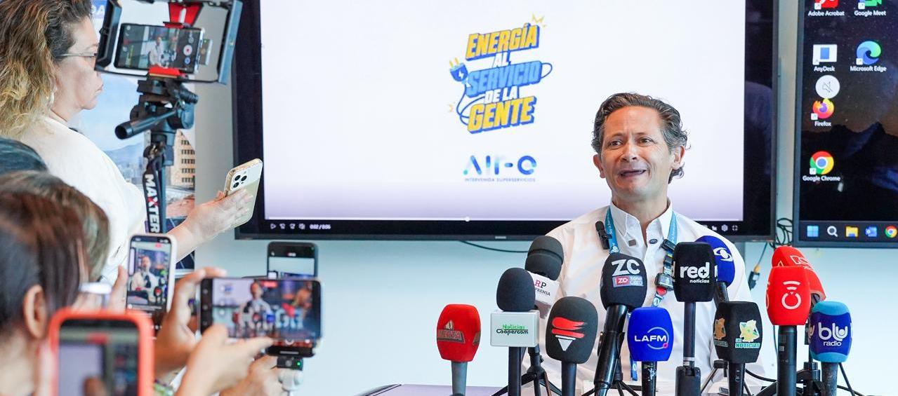 El agente interventor de Air-e, Jaime Mesa Buitrago, durante la rueda de prensa de este lunes. 