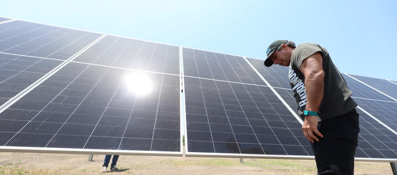 El alcalde Alejandro Char en el avance de la construcción de la granja solar. 