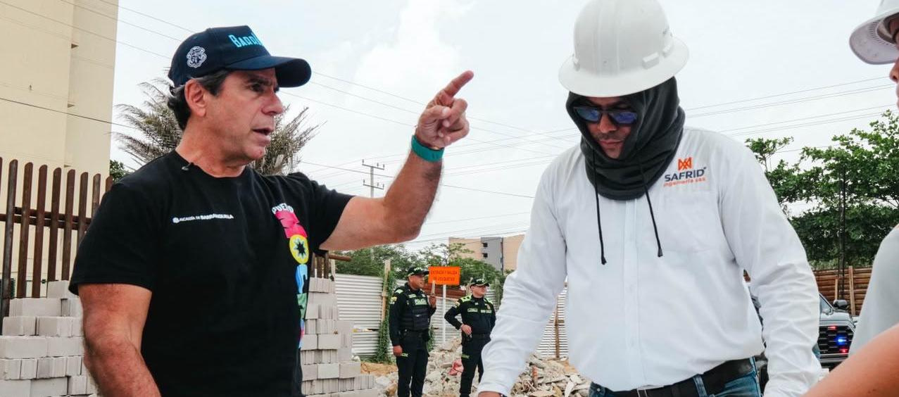 El alcalde Alejandro Char supervisando las obras de la Estación de Policía de Caribe Verde. 