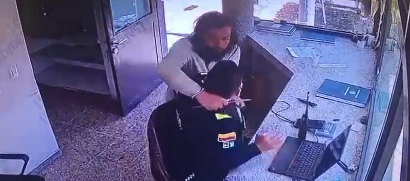 Momento en que el sospechoso atacó al uniformado. 