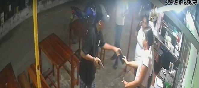 Atraco en establecimiento comercial de Los Almendros.