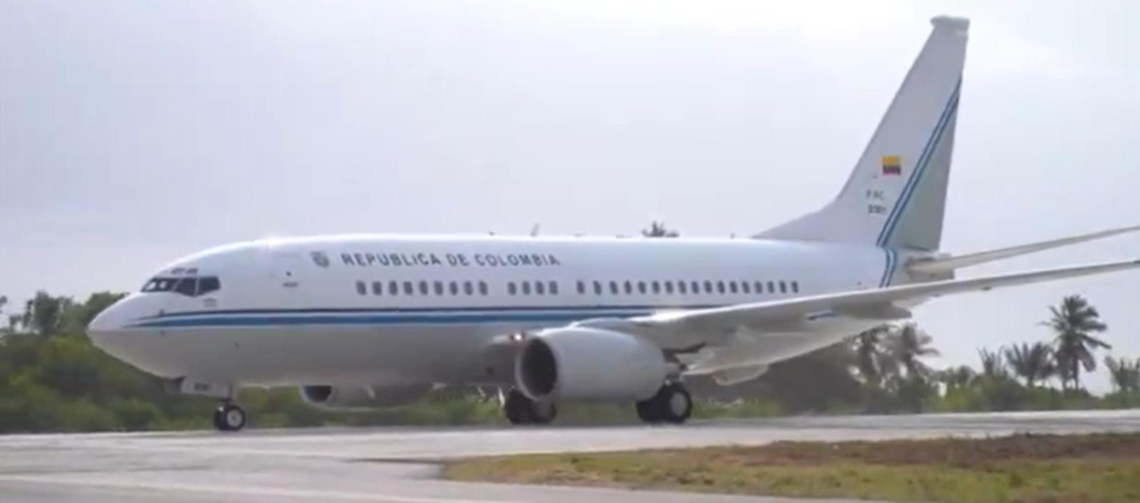Momento del aterrizaje del avión presidencial.