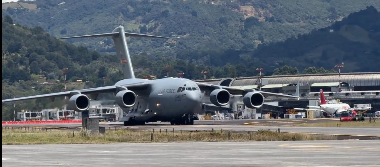 El avión aterrizó en el aeropuerto de Medellín. 