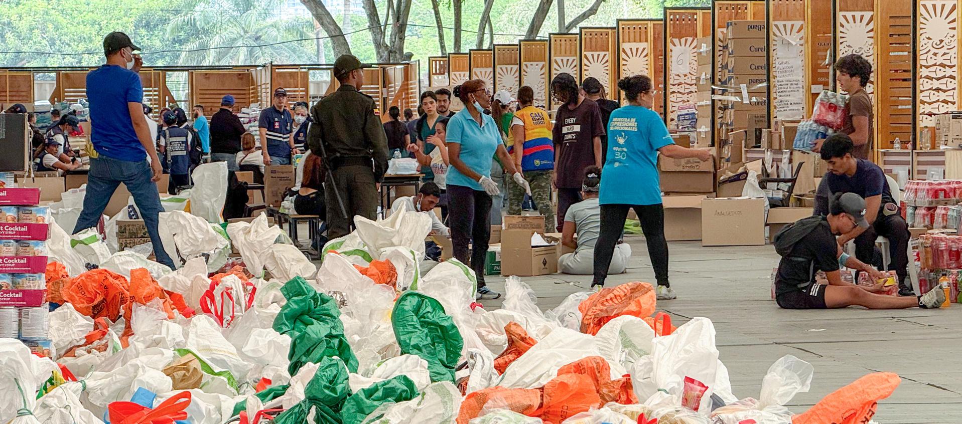 Zona de acopio de ayudas para los damnificados por el terremoto. 