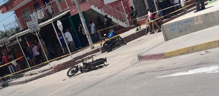 La motocicleta en la que se movilizaba los supuestos delincuentes quedó tendida en el lugar. 