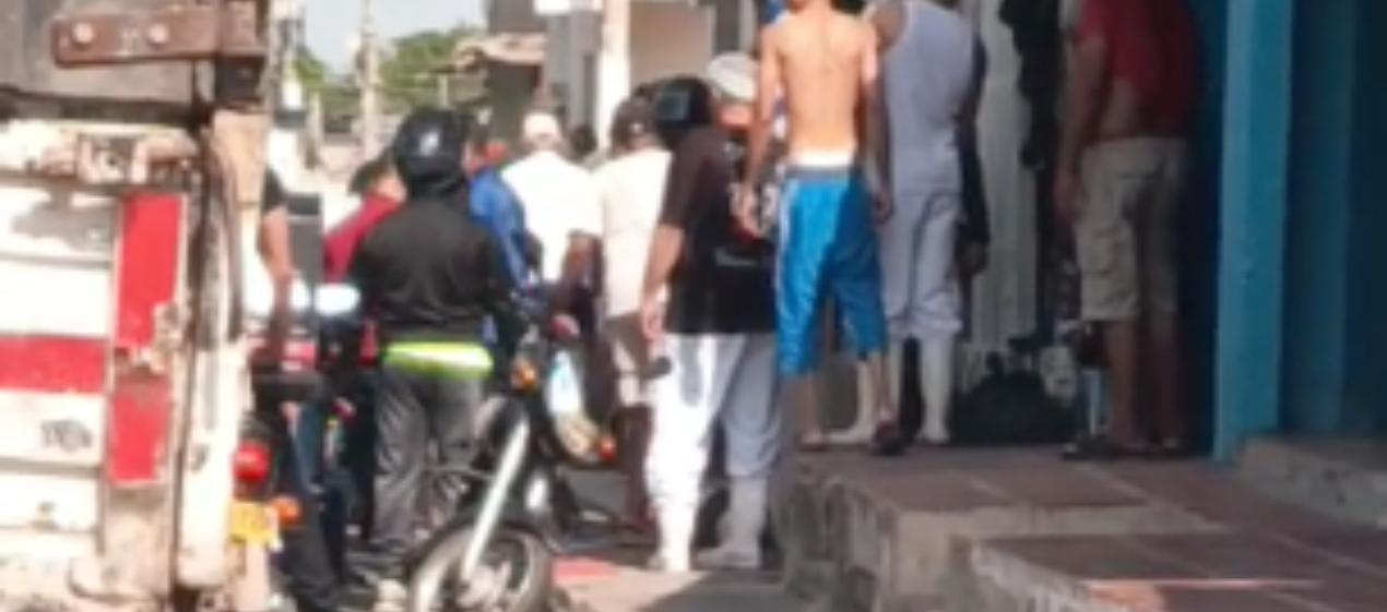 Momento en que personas auxilian a la persona baleada. 