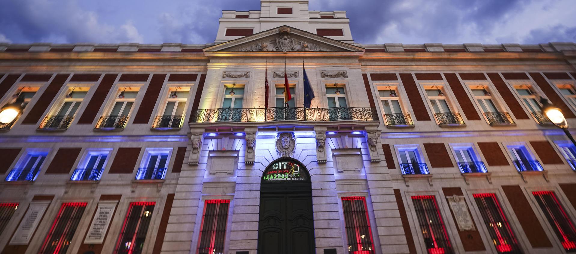 La Comunidad de Madrid ilumina este viernes con los colores de la bandera de Colombia la fachada de la Real Casa de Correos.
