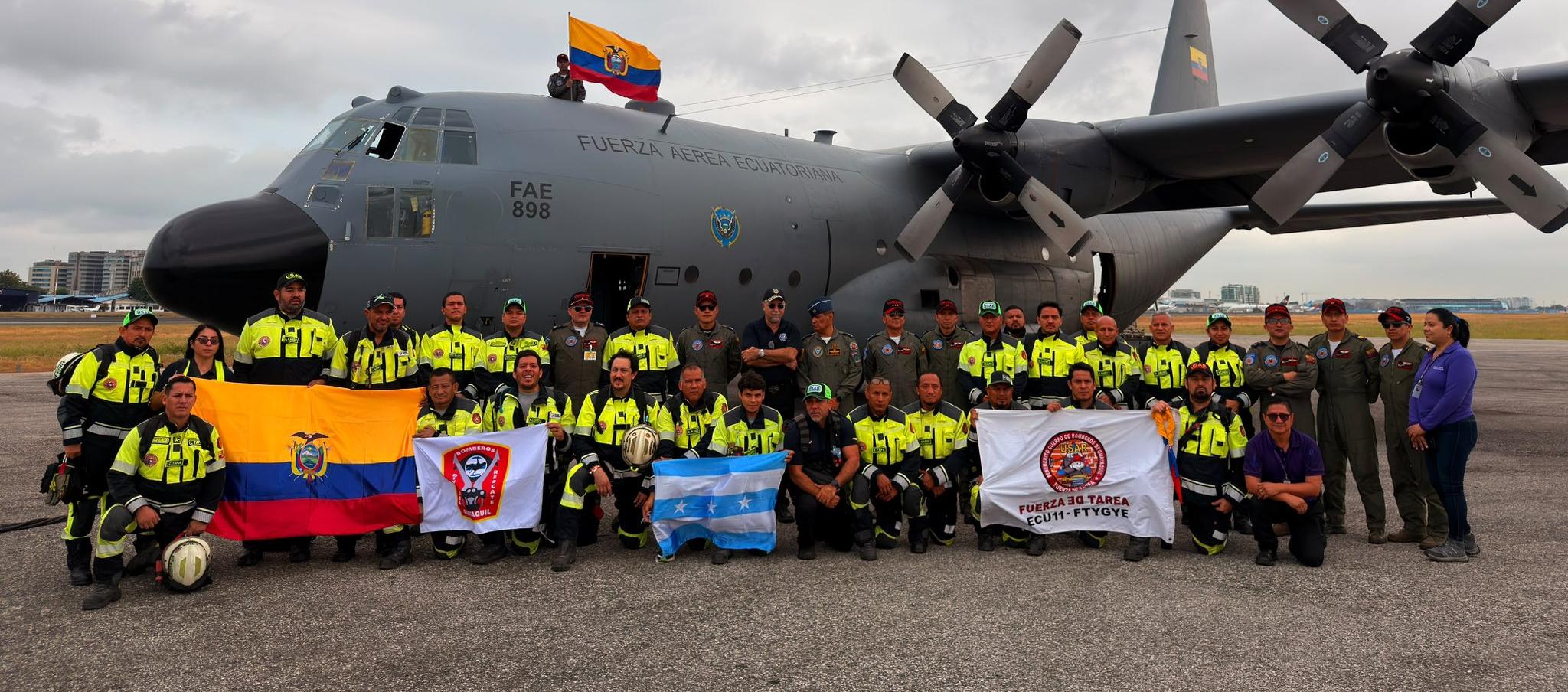 Treinta bomberos rescatistas y cinco ingenieros especializados.