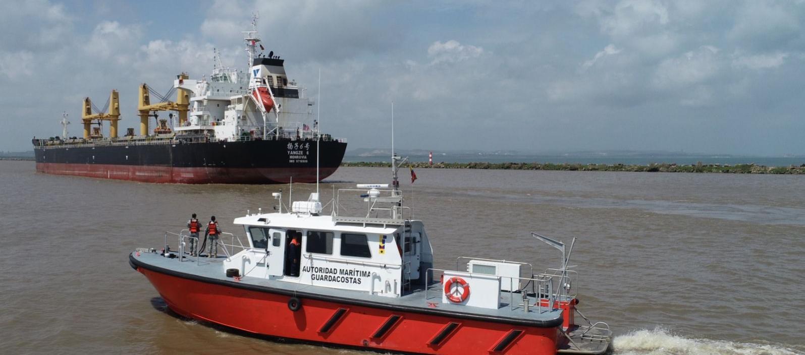 Un buque ingresando al canal del acceso del puerto de Barranquilla. 