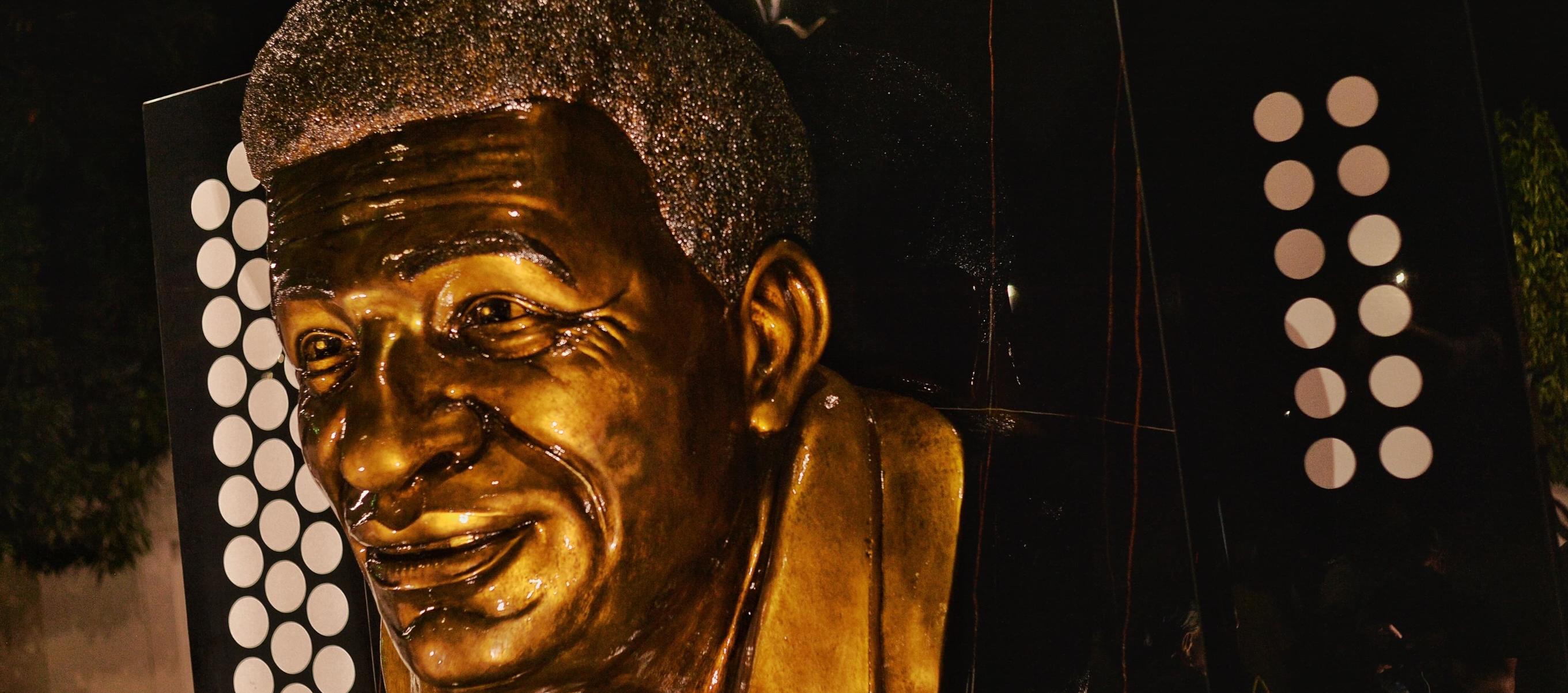 Busto del compositor, intérprete y Rey vallenato, Calixto Ochoa.