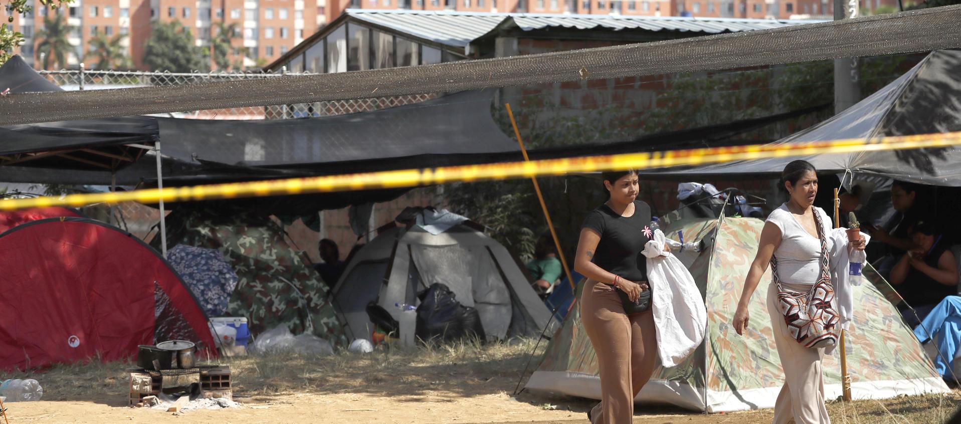 Personas esperan en carpas este jueves, junto al edificio Reserva de Meléndez afectado por el terremoto 