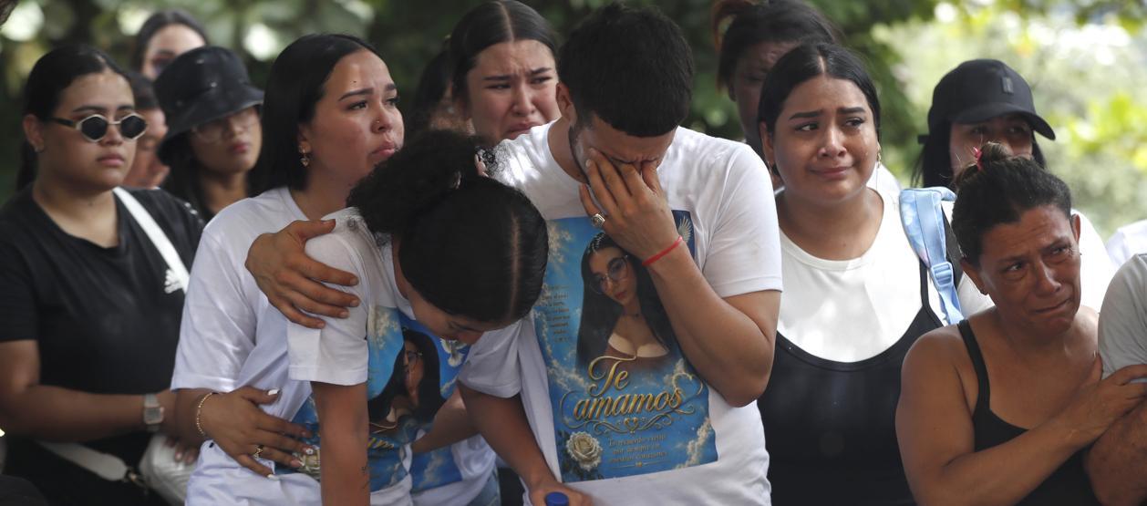 Familiares de Yenci Lorena Restrepo, una de las victimas del terremoto.