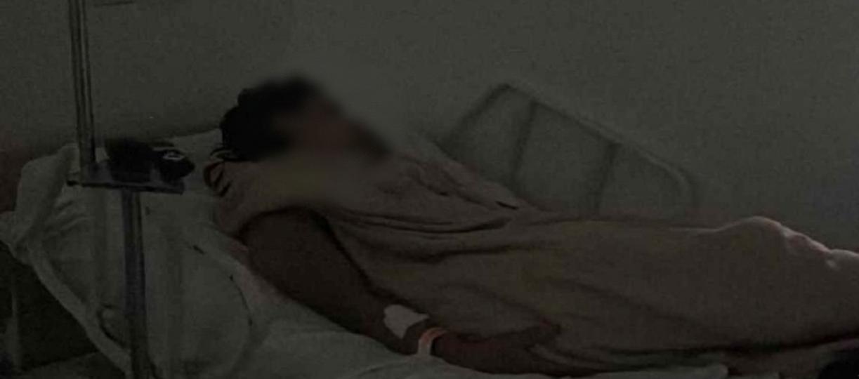 Joven que presenta la fractura en su húmero izquierdo. 